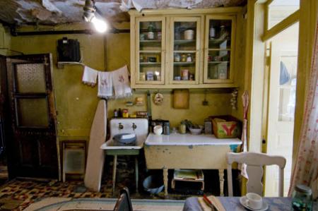 The restored Baldizzi family kitchen at 97 Orchard Street, as it would have looked in 1935. (Photography by Keiko Niwa, courtesy LESTM) The restored Baldizzi family kitchen at 97 Orchard Street, as it would have look