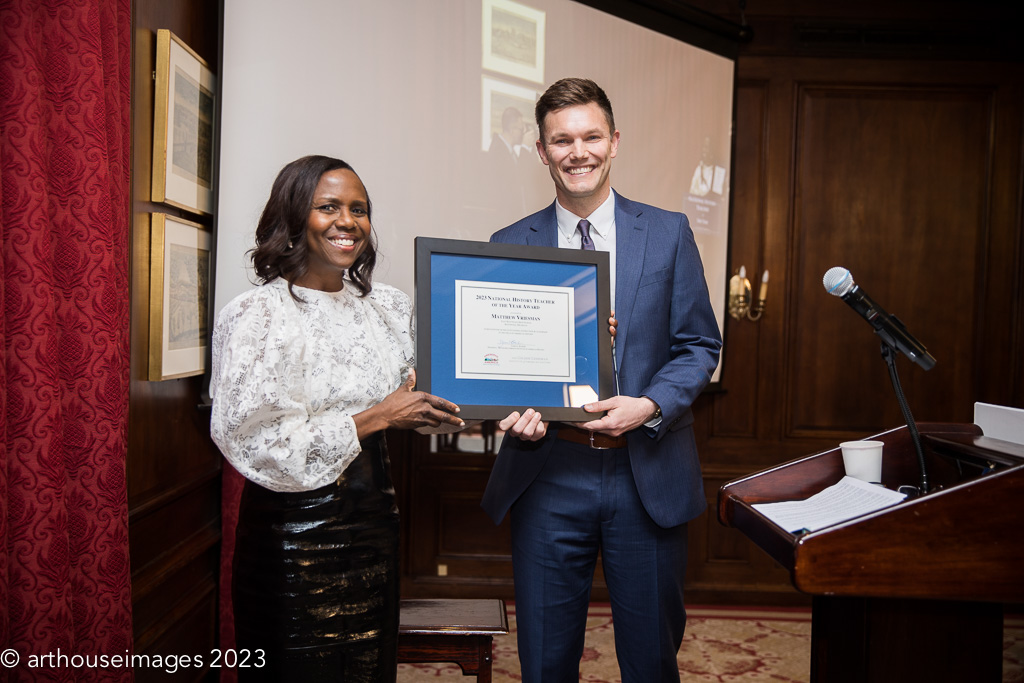 Deborah Roberts presents Matthew Vriesman with the 2023 National History Teacher of the Year Award