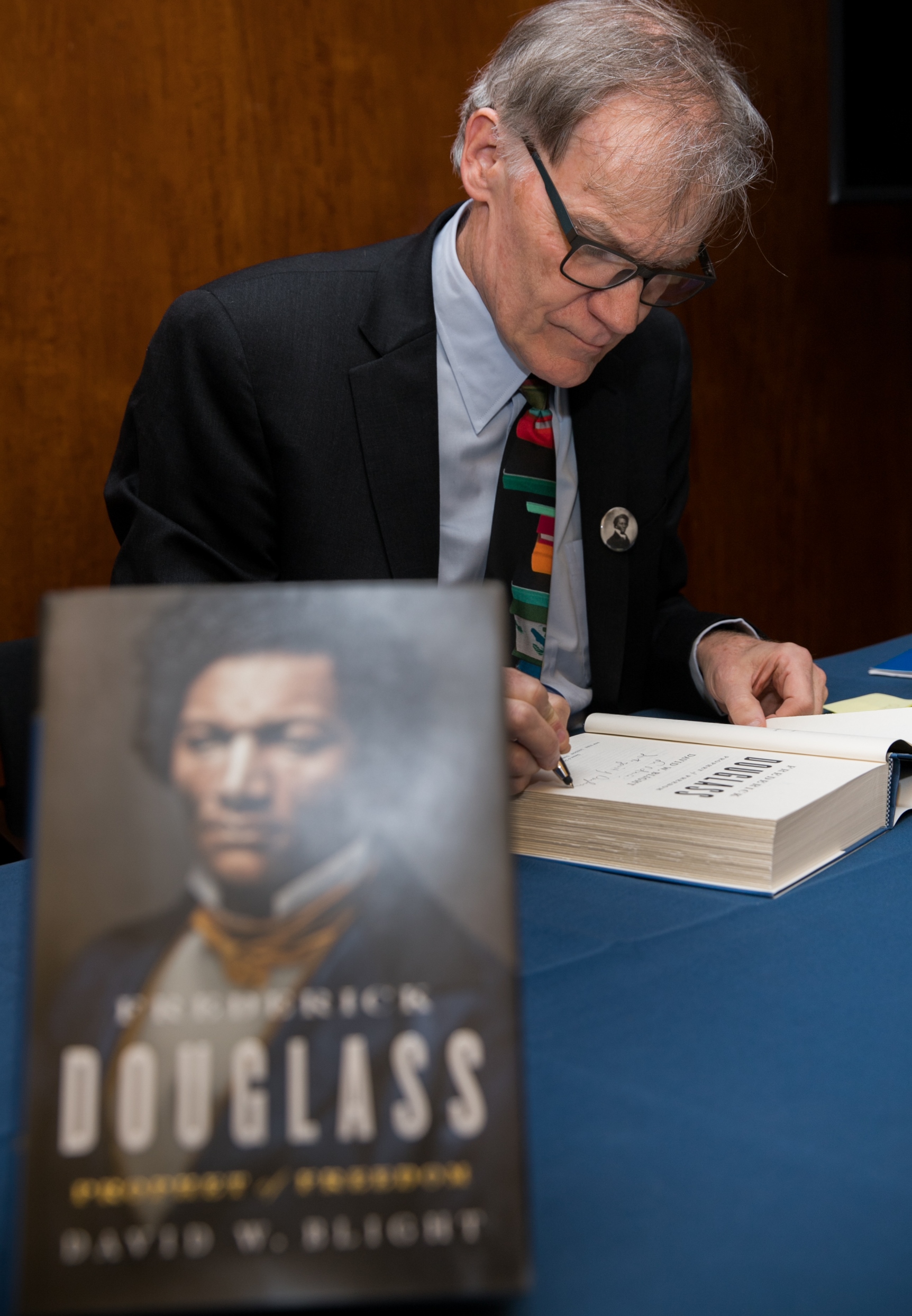 David Blight signing his book at the Lincoln Prize Ceremony in 2019