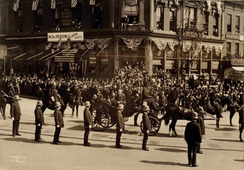 President McKinley and Admiral Dewey on parade, photograph by George Prince, 1899. (Gilder Lehrman Institute, GLC07416) 