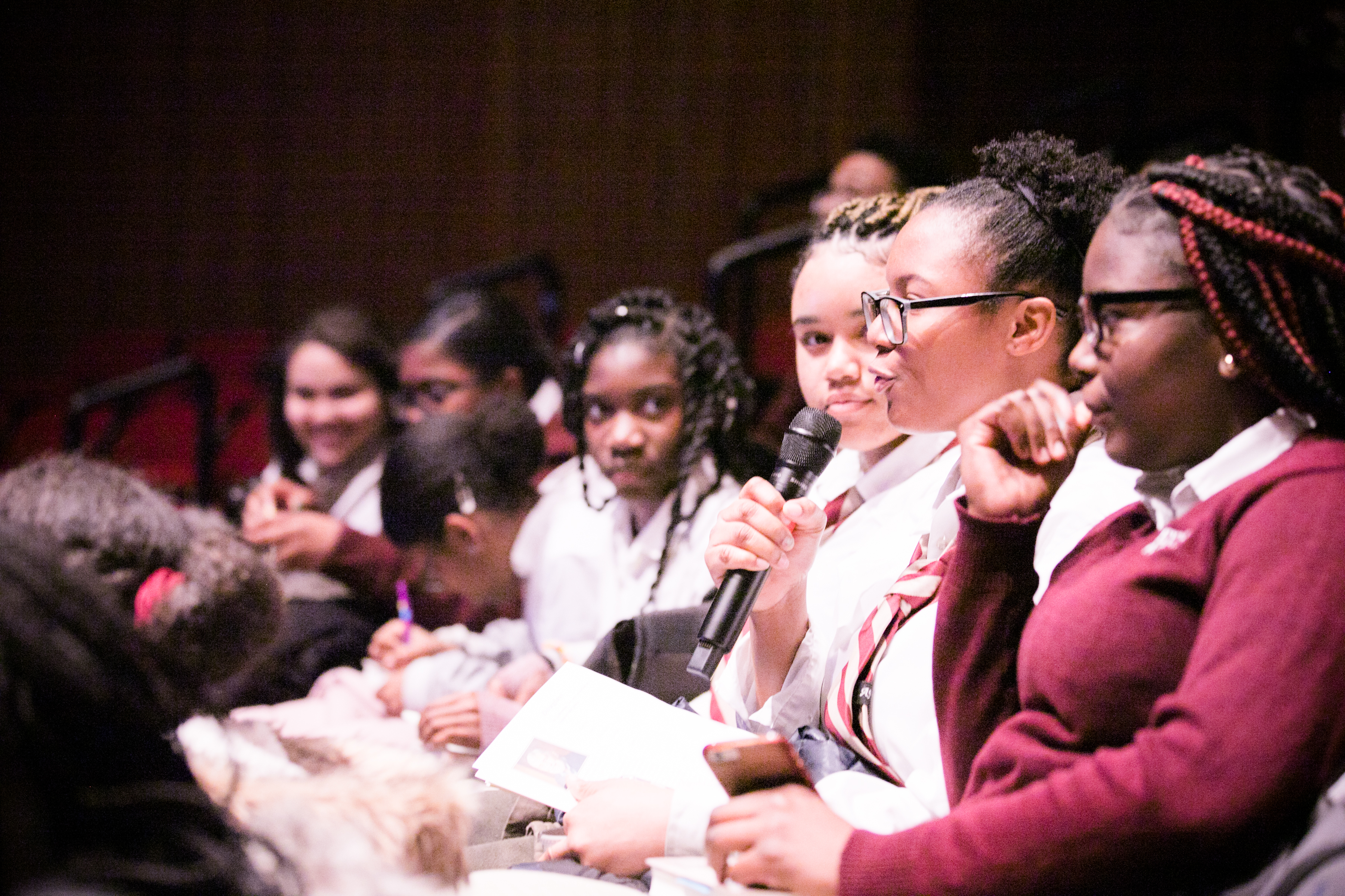 A student from a Gilder Lehrman Affiliate School poses a question for author Amy Murrell Taylor.