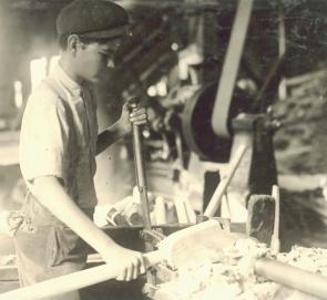 Teenager operating machinery, 1913, by Lewis Hine. (LC-DIG-nclc-04898)