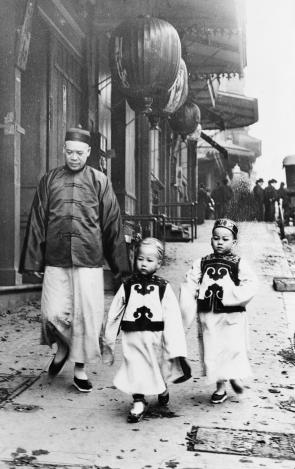 Family in Chinatown, San Francisco, CA (LC-G4085- 0192 <P&P />)