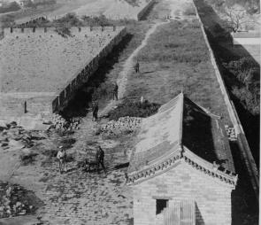 West from Ha-Ta-Men Gate, Peking, 1901. (LC-USZ62-137101)