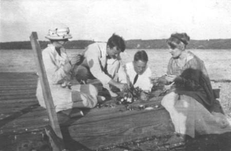 Eating Oysters at Roosevelt’s beach on Cold Spring Harbor, c.1915. From left to right: Alice Roosevelt Longworth, Kermit Roosevelt, Quentin Roosevelt, Belle Willard (Kermit’s Wife). Eating Oysters at Roosevelt’s beach on Cold Spring Harbor, c.1915. From left to