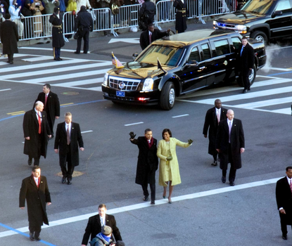 Photo of Obama and his motorcade.