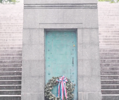 Reef on the door of the monument