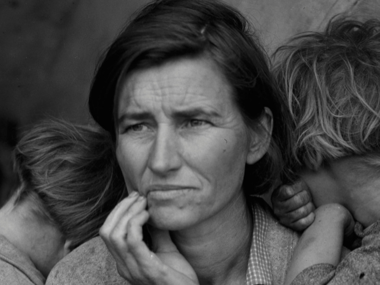 Famous black and white depression-era photo showing destitute mother with children