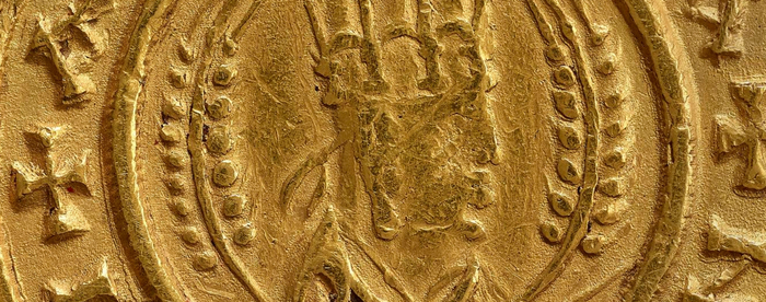 Obverse of coin with half-length bust of Ezanas right, crowned, holding a stick or scepter, flanked by two wheat-stalks, the whole in a beaded circle with Greek lettering around the outside.
